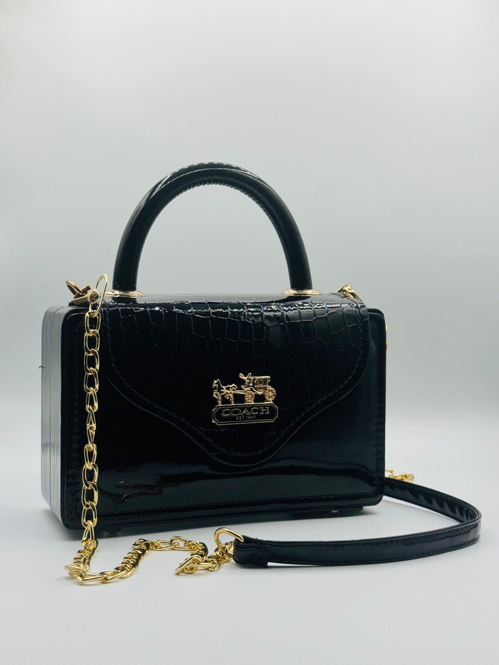 Coach Signature Handbag – Timeless Elegance