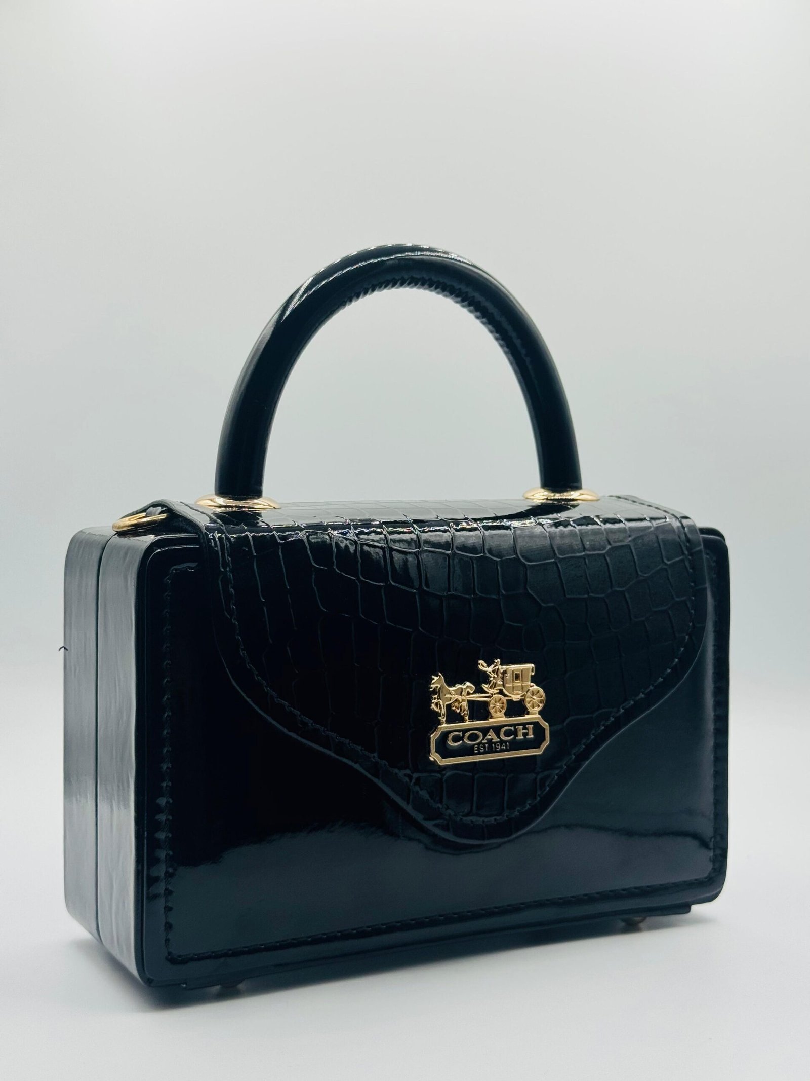 Coach Signature Handbag – Timeless Elegance - Image 2