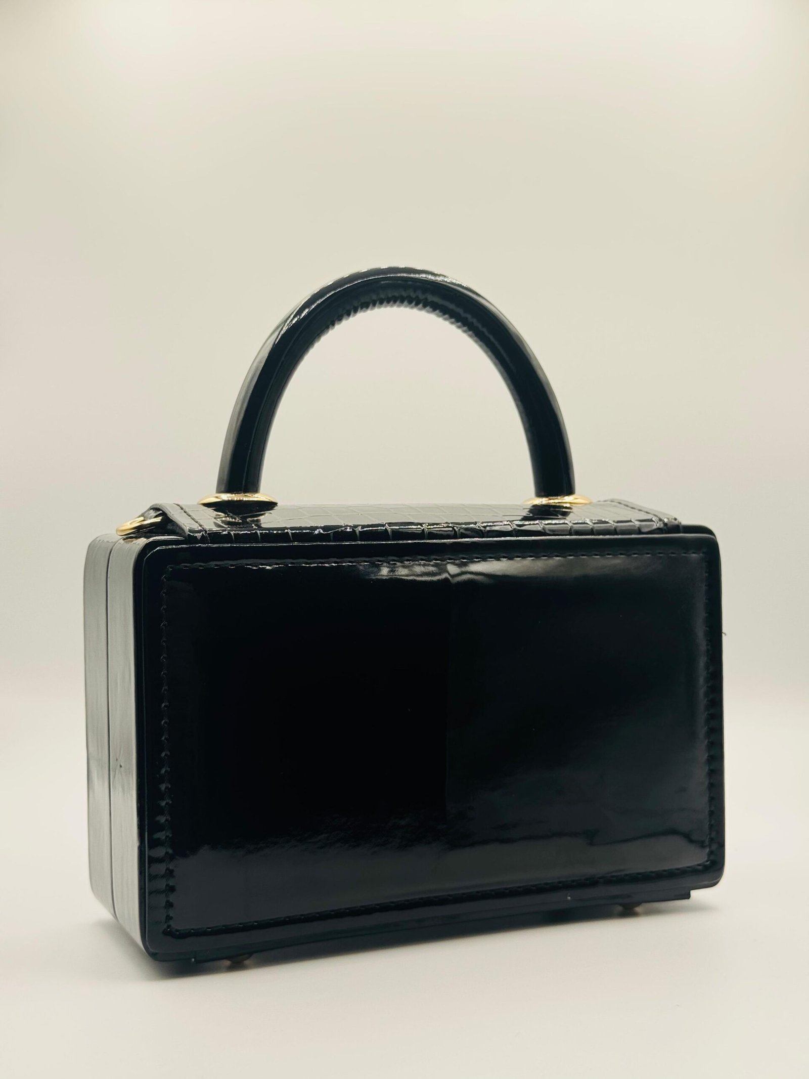 Coach Signature Handbag – Timeless Elegance - Image 3